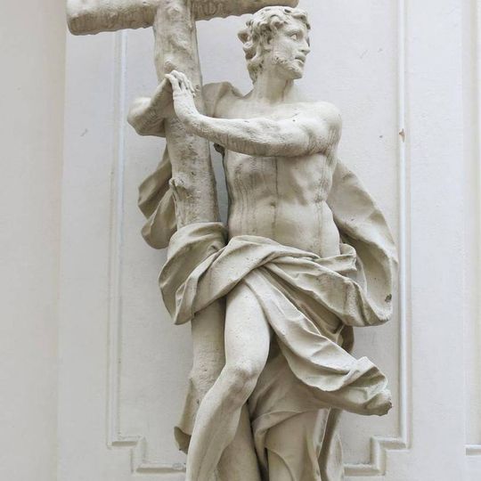 Socha svatého Dismase vpravo vedle portálu kostela svatých Janů v Minoritské ulici v Brně