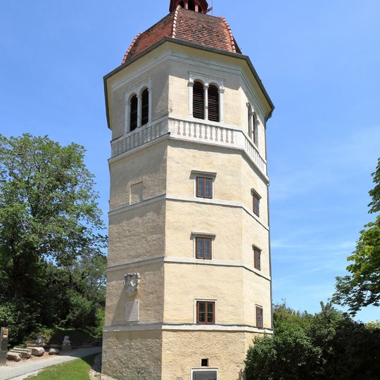 Glockenturm und Fundamente der St.-Thomas-Kapelle