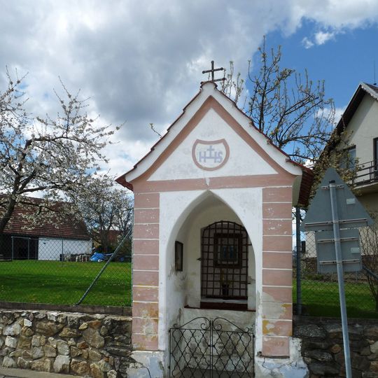 Kaplička u křižovatky v Habří