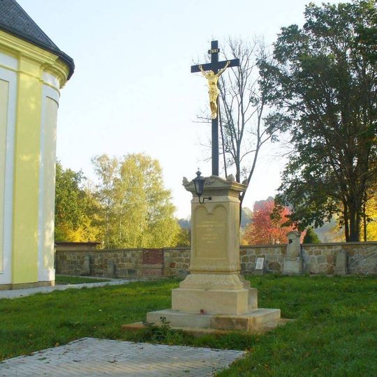 Kříž u kostela v Markvarticích