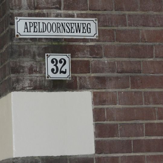 Herenhuis met hek uit 1886 in de stijl van de hollandse neorenaissance