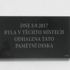 Plaketa na budově Divadla Husa na Provázku