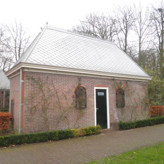 Scheybeek: volière en dienstgebouw