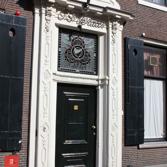 Statig herenhuis met eenvoudige middenpartij en rechte kroonlijst