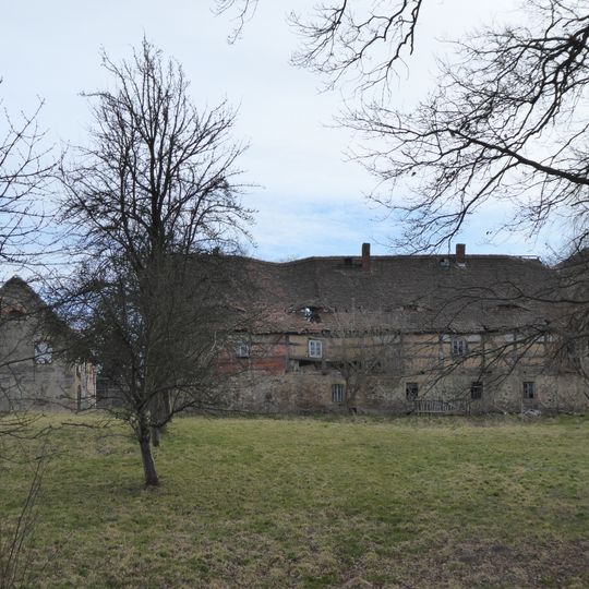 Bauernhof mit Wohnstallhaus , Seitengebäude und jüngerem Wohnhaus Pegenauer Straße 5; 7; 9