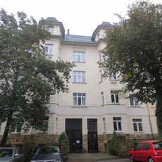 Mietshaus in geschlossener Bebauung mit Vorgarten und Einfriedung Horst-Menzel-Straße 35