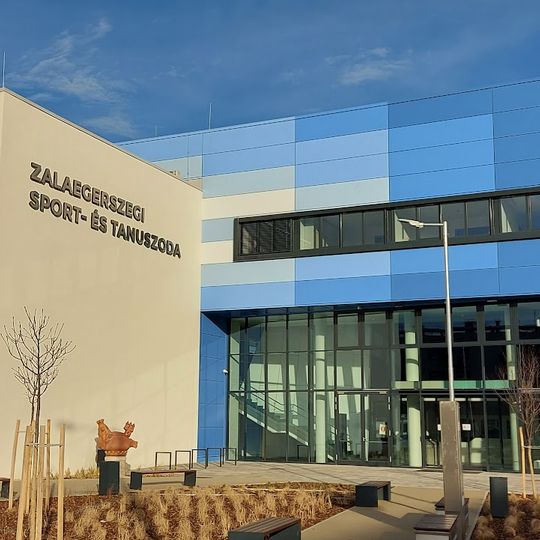 Városi strandfürdő és fedett uszoda