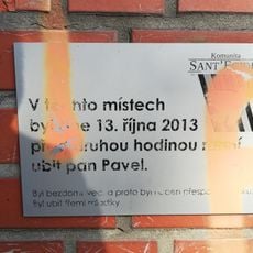 Pamětní deska bezdomovce Pavla v Denisových sadech v Brně