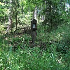 Kříž severně od Sobědraže v lese