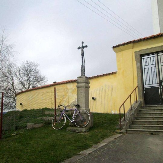 Kříž u kostela v Hradešicích