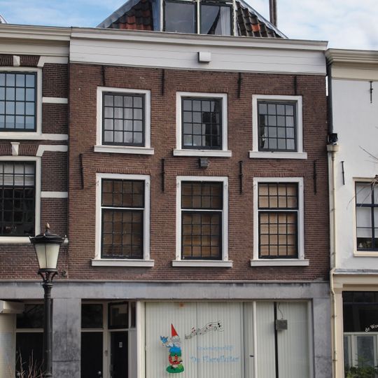 Pand met lijstgevel, onder een dak met het buurpand nummer 14