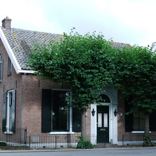 Huis met goede raamverhoudingen en deur met omlijsting
