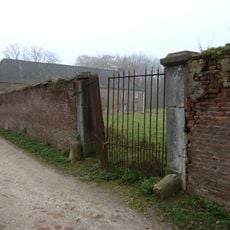 Neubourg Castle: hard stone stanchions with fencing and garden wall