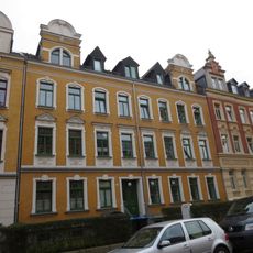 Mietshaus in geschlossener Bebauung mit Vorgarten Ricarda-Huch-Straße 13