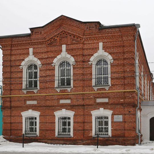 Здание церковно-приходской школы ансамбля Троицкого монастыря