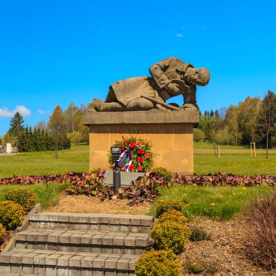 Pomník padlým v první světové válce v parku u kostela v Kameničkách