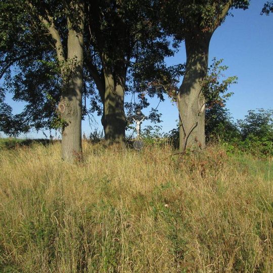 Kříž mezi třemi stromy u polní cesty nad Kondrací