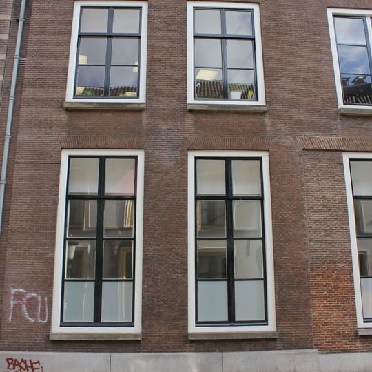 Pand met gevel met rechte kroonlijst