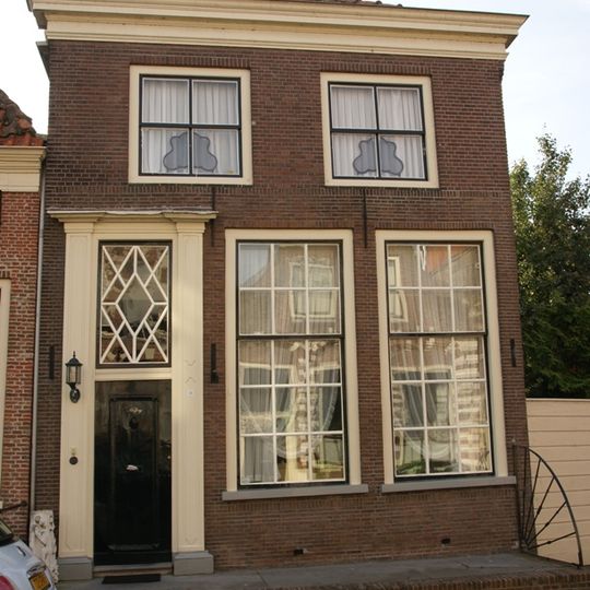 Eenvoudig pand met rechte kroonlijst