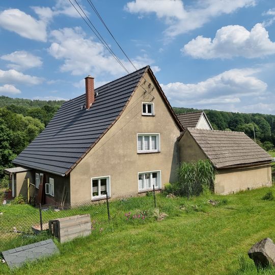 Gehöft mit Wohnstallhaus und Scheune sowie mit teilweise originaler Hofpflasterung Elbersdorfer Straße 3