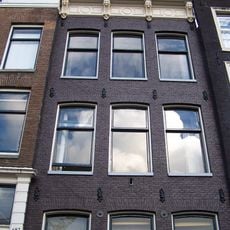 Pand met gevel onder rechte lijst met consoles