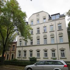 Mietshaus in offener Bebauung mit Vorgarten Straßburger Straße 19; 21