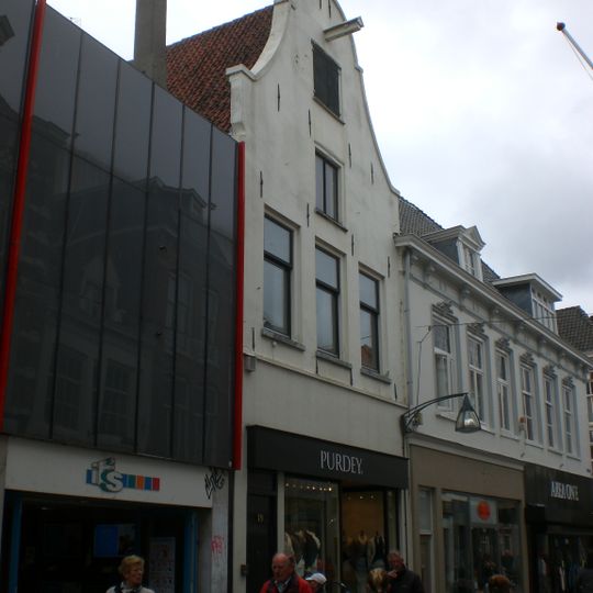 Huis met gepleisterde klokgevel