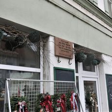 Pamětní deska Oty Bauera na domě Tovární 20/2 v Lovosicích