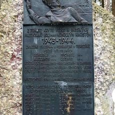 Pomník padlým z partyzánského krytu u Újezda