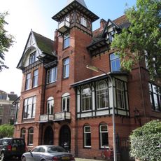 Dubbele villa in schilderachtig rustieke stijl waarbij elementen van Eclecticisme en Chaletstijl zijn verwerkt