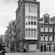 Pand met halsgevel met gedeelde vleugelstukken en volutenafdekking