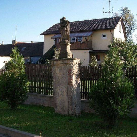 Socha světce u školy v Žihli