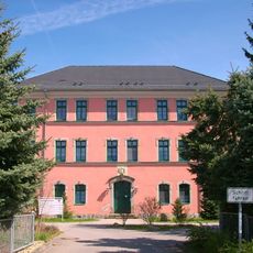 Pflegeheim Königswartha; Ehemaliges Amtsgericht (Nr. 16a, heute Pflegeheim), weiteres ehemaliges Gerichtsgebäude (Nr. 16) sowie ein Steinkreuz und ein Kreuzstein (ehemalige Sühnekreuze) auf dem Gelände des Pflegeheims Hauptstraße 16, 16a