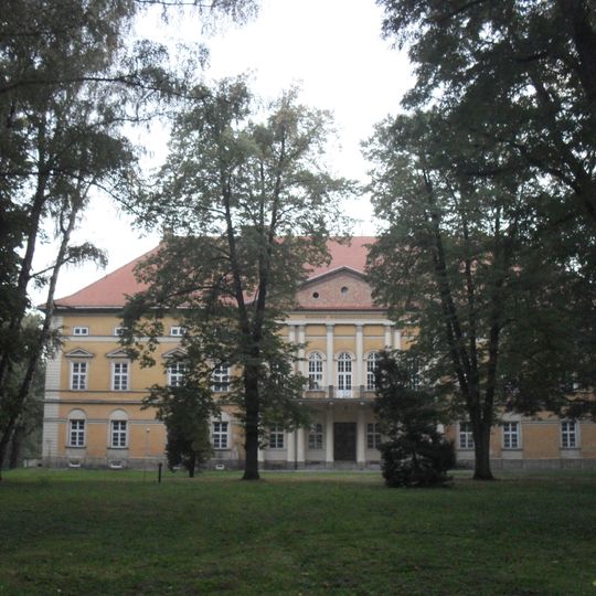 Zespół pałacowy, Biskupska 2 w Radłowie