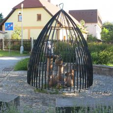 Keramická plastika Ptáci v kleci na Tylově nábřeží v Klatovech