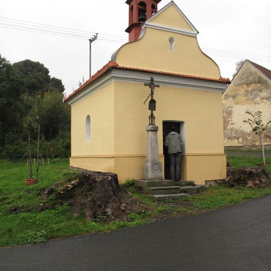 Kříž u kaple v Dřešínku