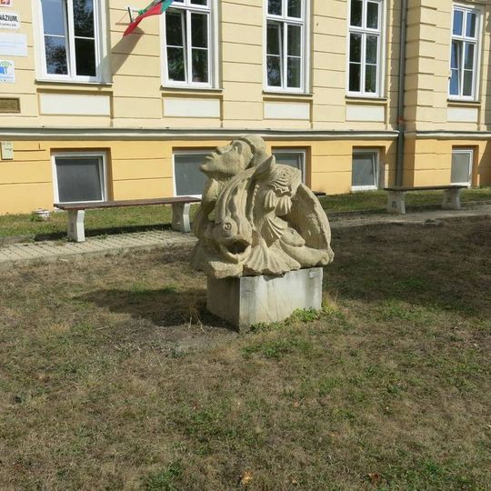 Kamenná plastika Svět ryb před gymnáziem v Kadani