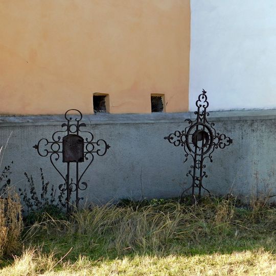 Kříže u kostela v Domašíně