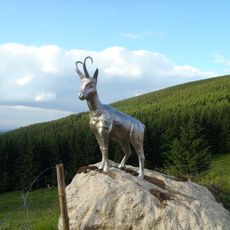 Socha kamzíka v Horní Lipové na Čerňavě