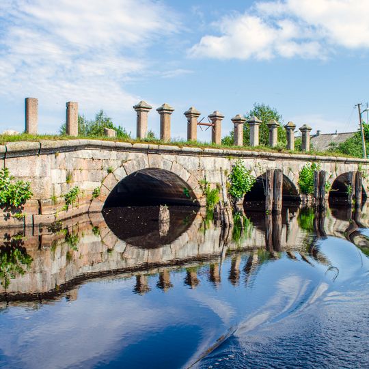 2) Северный арочный гранитный водоспуск
