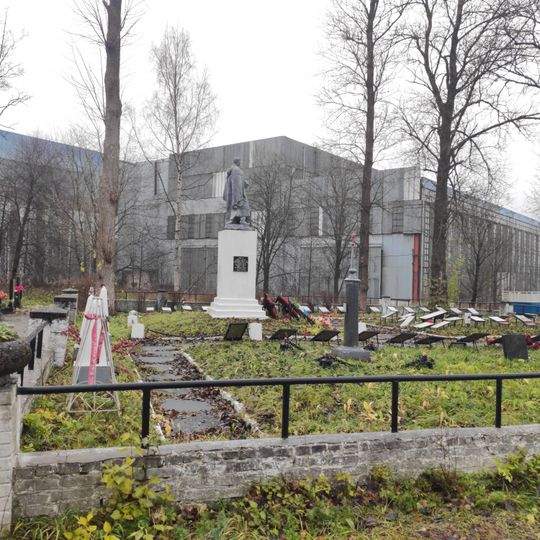 Братская могила советских воинов, погибших в борьбе с фашистами