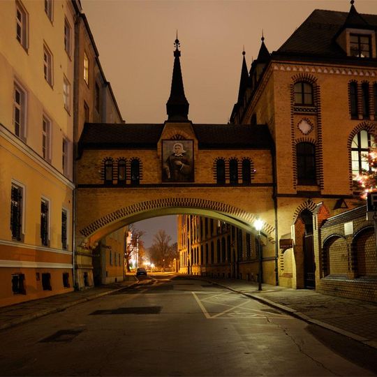 Budynek z bramą przejazdową