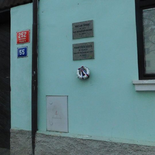 Pamětní deska Františka Hájka na domě Bělohorská 252/55 na Břevnově
