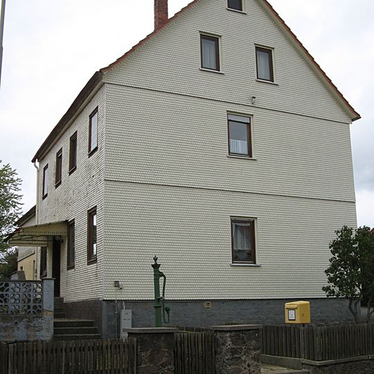Ehemalige Schule und Brunnen