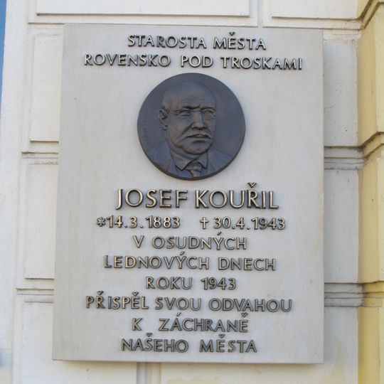 Pamětní deska Josefa Kouřila na budově radnice v Rovensku pod Troskami
