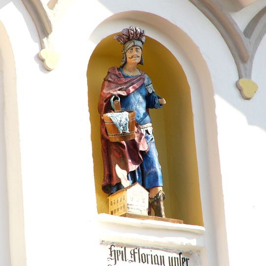 Nischenfigur und Hofeinfahrt