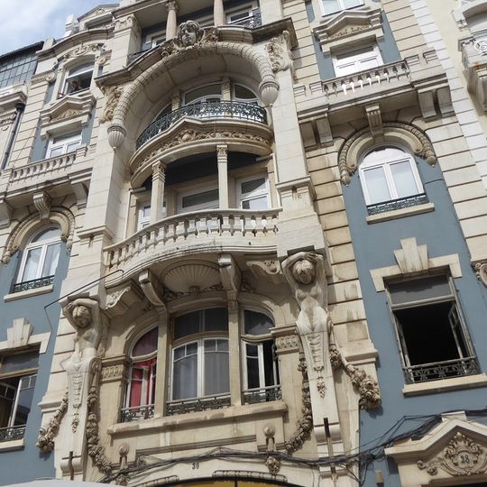 Prédio na Avenida Duque d'Ávila, 28-30