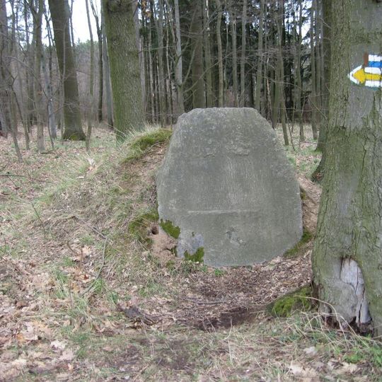 Jubilejní památník knížete Jana II z Lichtenštejnu u křižovatky silnic východně od Oplan