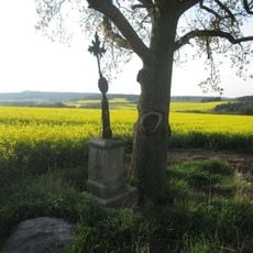 Kříž v poli severozápadně od Újezdu