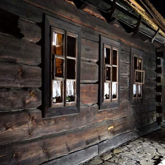 Zespół zabudowy drewnianej o charakterze skansenu, ob. zespół hotelowo-gastronomicznej